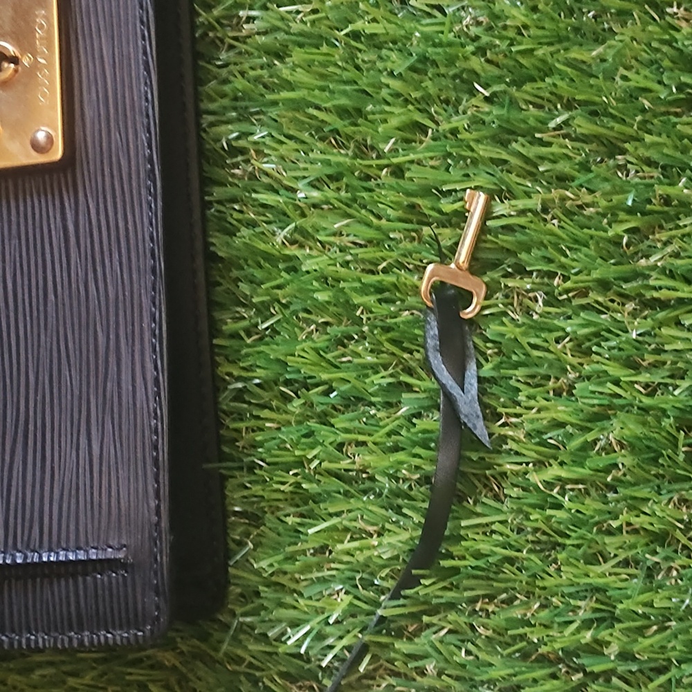 LV Clutch WITH Clutch Strap Clochette & Key! - Picture 11 of 17